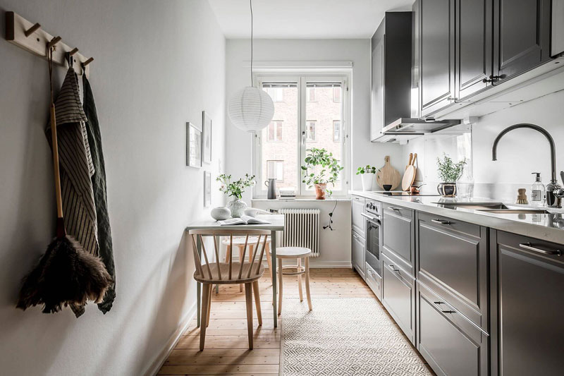 Белая ковровая дорожка на кухне