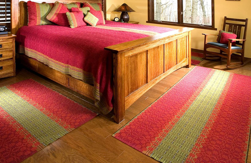 Ковровая дорожка в цвет постели