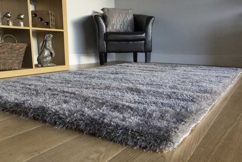 Ковер с длинным ворсом на полу